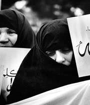 مردم قم در برابر اهانت، خون دادند