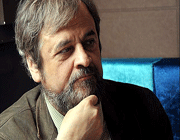 پسری روی سكوها 