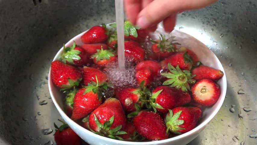 چگونه توت فرنگی را ضد عفونی کنیم؟