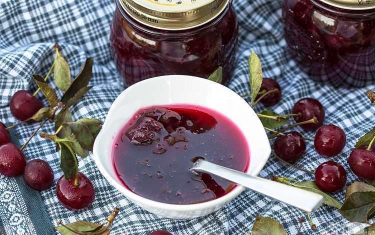 یک تیر و دو نشان؛ آموزش تهیه مربا و شربت آلبالو به‌صورت همزمان